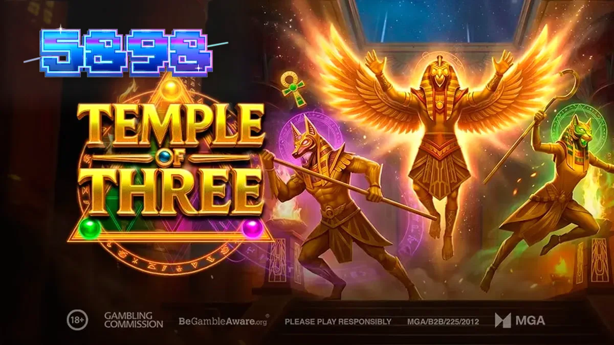 Captura de tela do jogo Temple of Three da Play'n GO, mostrando os três rolos e símbolos egípcios em um templo escuro com hieróglifos e estátuas de deuses.